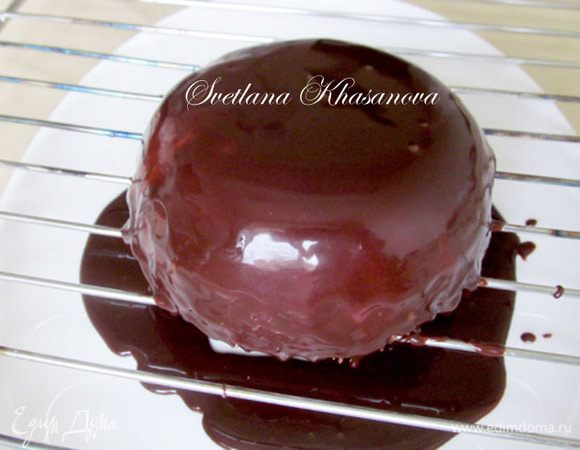 Приготовить заливку-глазурь. Для этого желатин подготовить, как описано выше. Шоколад растопить на водяной бане, размешать до однородности, соединить с сахарным сиропом и желатином. Хорошо вымешать. Глазурь готова. Достать из формы десерт, выложить его на решетку и залить шоколадной глазурью. Она застывает на глазах.Разрезать такой десерт надо острием ножа с середины (втыкая нож острием, а не всем лезвием), это связано со структурой желейной заливки, она очень плотная.

