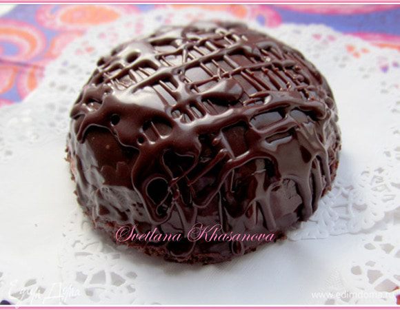  У меня получился еще один маленький купол, без шоколадного мусса внутри. Я его украсила по другому.
Вот такой мохнатенький, а внутри только творожно-ягодная начинка....
 Вкусно  очень.