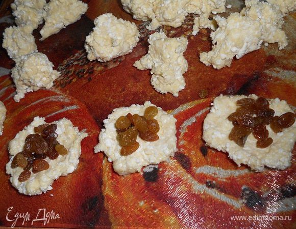 Добавить муку и замесить мягкое эластичное тесто, разделить тесто на небольшие кусочки, каждый кусочек фаршировать изюмом.