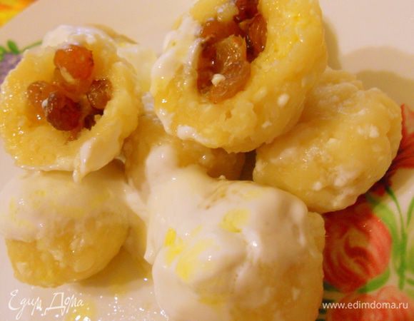 Сварить в подсоленной воде, выкладывать в тарелку с кусочком слив. масла, подавать со сметаной, приятного аппетита.