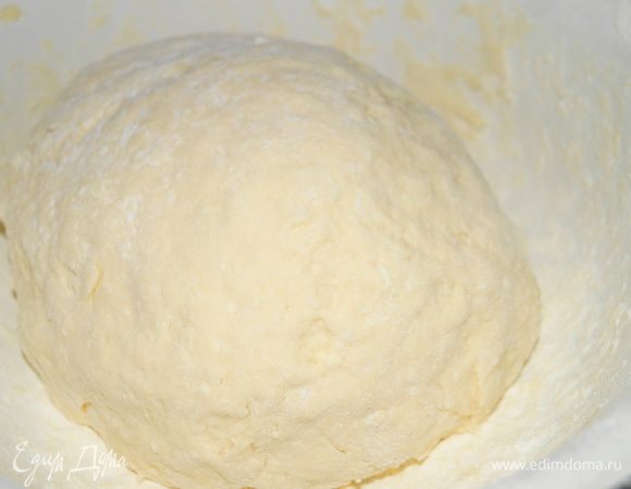 Добавьте размягченное сливочное масло и перемешайте. Всыпьте муку, смешанную с разрыхлителем, и замесите крутое эластичное тесто.