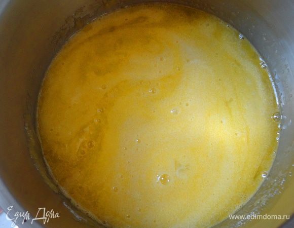 Разогреваем  духовку до 180 гр. Яйцо растираем с сахаром.