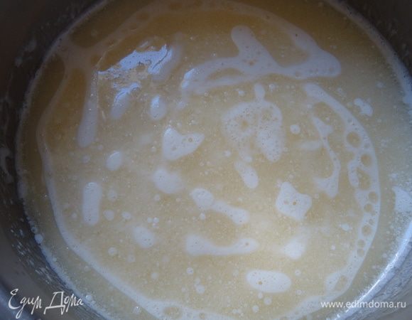 Добавляем остальные "влажные" ингредиенты, хорошо взбиваем.