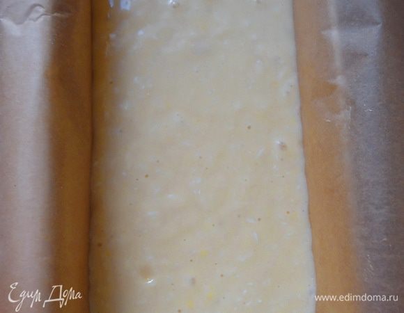 Выстилаем форму бумагой. Выкладываем тесто в форму и выпекаем 30-35 мин. Проверяем готовность зубочисткой, тыкая ее в центре.