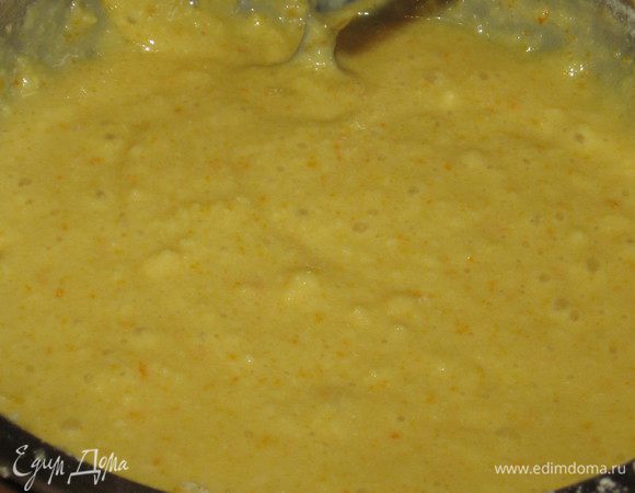 Взбить масло с сахаром до кремообразного состояния. Добавить яйца, просеянную с разрыхлителем муку, цедру и сок. Все хорошо перемешать до образования однородной массы. 