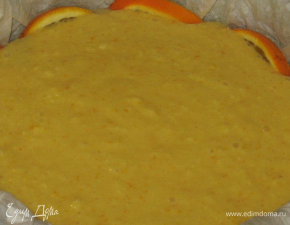 Вылить тесто и выпекать в разогретой до 180°С  духовке 40 мин.