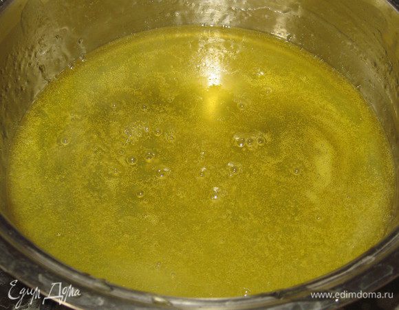 Сироп: Сок и сахарную пудру смешать  в кастрюльке,  довести до кипения и, непрерывно помешивая, варить сироп 7 минут. 