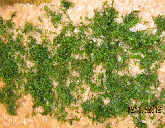 Выкладываем фарш на фольгу, смазанную оливковым маслом.
Мелко нарезаем укроп, петрушку и посыпаем фарш. 