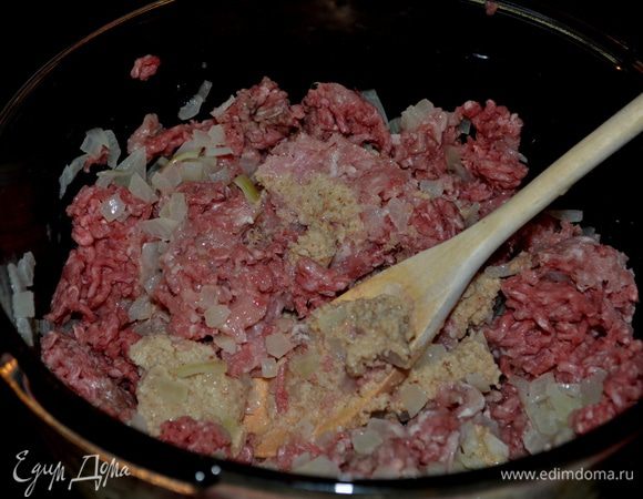 Разогреть духовку до 250 гр.
Сварить спагетти как указано на упаковке в подсолен. воде. Воду,что будете сливать после спагетти сохранить 2 1/2 стакана.
Смешать хлебную крошку и молоко, 3/4 ч. л.соль и 1/4 ч. л.перец.
Растопить в кастрюльке с тяжелым дном слив. масло. добавить лук -шалот и готовить примерно 5 мин. Снять с огня и добавить примерно 1/4 стак. жарен. лука в хлеб. крошку с молоком, затем добавить говядину и все перемешать.