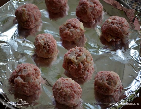Сформировать шарики небольшие и выкладывать их на противень.
Поставить в духовку на 7 мин. перевернув раз.