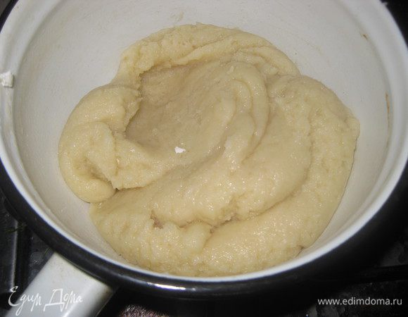Для начала готовим заварное тесто: в кастрюльке доводим до кипения воду и масло (маргарин), досыпаем муку и быстро размешиваем смесь чтобы не образовалось комочков. Держим тесто несколько минут на огне, постоянно помешивая. Получается эластичное тесто.