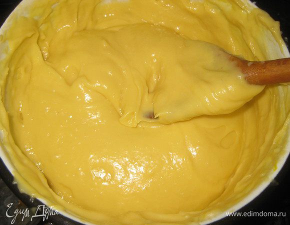 Тесто немного остужаем и начинаем добавлять яйца по одному. После каждого яйца взбиваем миксером тесто или хорошо размешиваем ложкой, чтобы яйцо полностью смешалось с тестом. В конце получается гладкое глянцевое тесто.