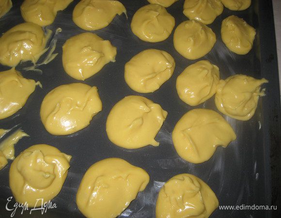 Далее с помощью кондитерского мешка или просто чайной ложкой выкладываем эклеры на противень, оставляем между ними свободное место.
Выпекаем 30-35 минут при температуре 200 гр, духовку ни в коем случае не открываем!