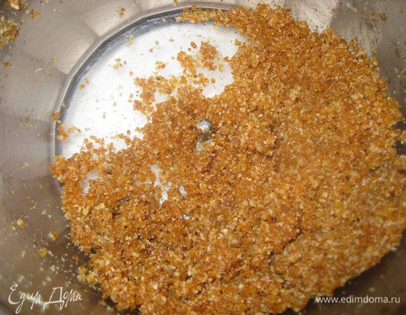 Это и есть наше пралине. Оставляем его на несколько часов полностью застыть. А дальше ломаем на кусочки и размалываем в кофемолке или блендером до пастообразного состояния, в процессе можно подлить немного рафинированного подсолнечного масла.