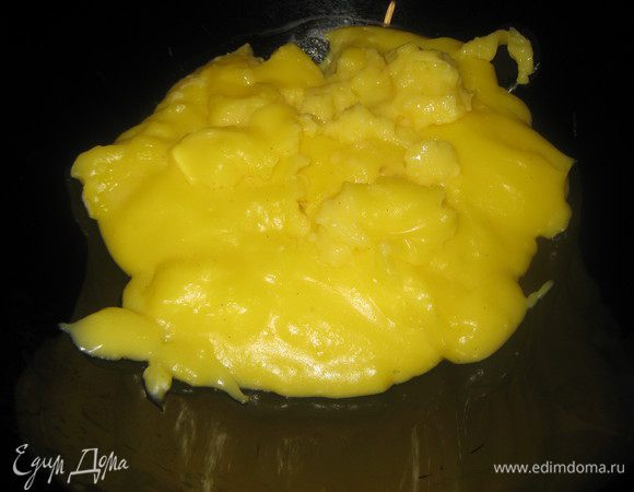 Готовим крем: для этого в молоко добавляем сахар, ванильный сахар (немного смеси оставляем) и доводим до кипения. Яйцо, крахмал и немного оставленного молока перемешиваем и вводим в кипящее молоко, несколько минут завариваем крем. Накрываем пленкой и оставляем остывать.  