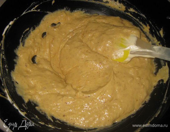 Сливки взбиваем до устойчивых пиков, добавляем к заварному крему, перемешиваем. Добавляем пасту из пралине и еще раз хорошо перемешиваем.