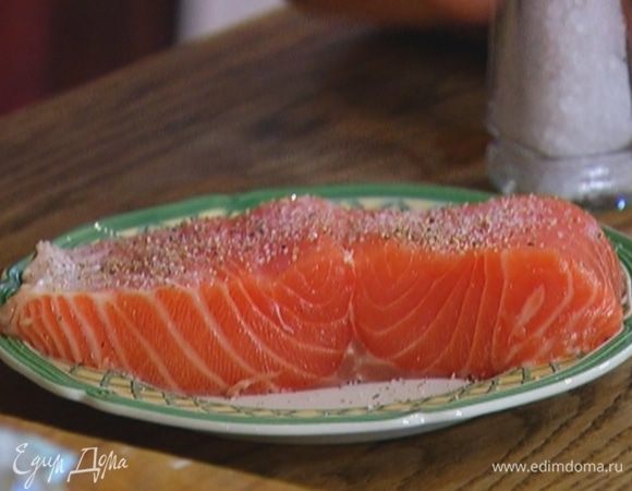 Семгу слегка посолить, поперчить и сбрызнуть оливковым маслом.