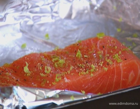 Небольшой противень выстелить пищевой фольгой, выложить рыбу, посыпать цедрой лайма и отправить под гриль на 6–7 минут.