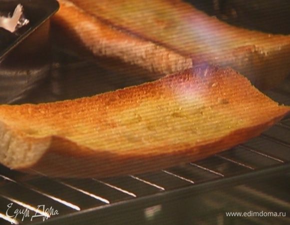 Чиабатту разрезать вдоль пополам, сбрызнуть обе половины оставшимся оливковым маслом и запекать в гриле до золотистого цвета.