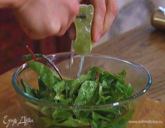 Листья салата посолить, поперчить, сбрызнуть оливковым маслом Extra Virgin и соком лайма, все перемешать.