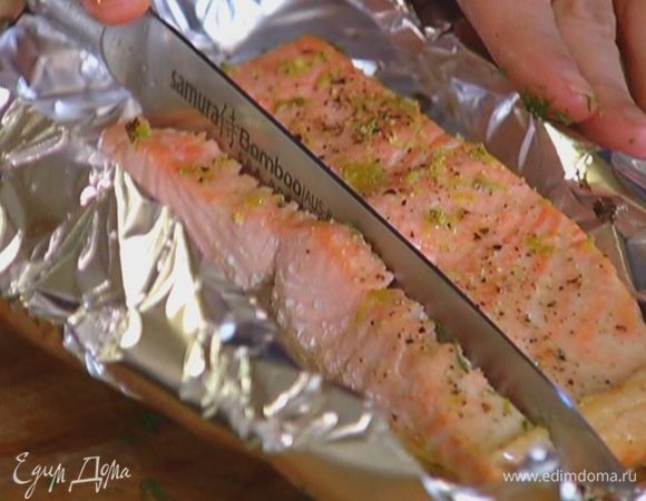 Запеченную семгу порезать длинными кусочками.