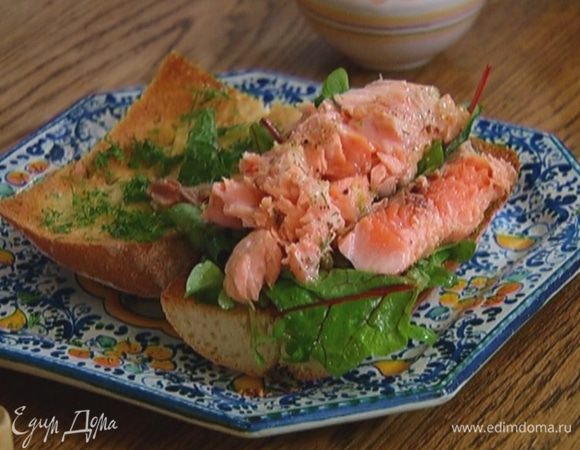 Одну половину обжаренного хлеба посыпать частью укропа.