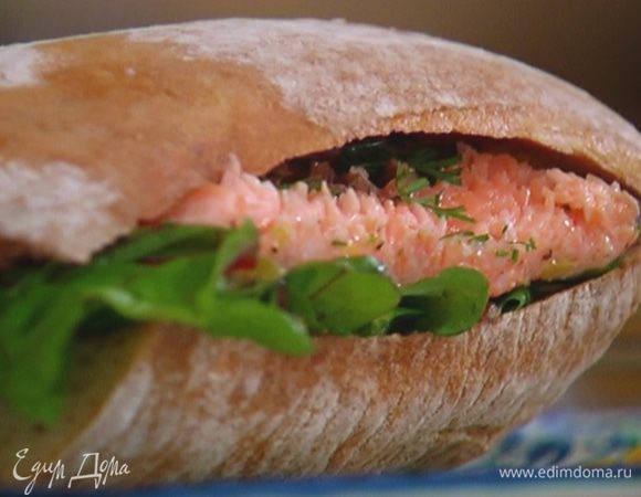 Вторую половину смазать горчицей, выложить листья салата, каперсы, посыпать оставшимся укропом, разложить сверху кусочки семги и накрыть второй половиной чиабатты.