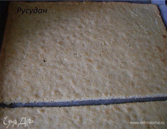 Бисквит "Джоконда"
Взбить белки на низкой скорости до пенистого состояния. Переключить на среднюю скорость и взбивать, пока белки не станут мягкими пиками.
Переключить на высокую скорость и, постепенно добавляя сахарный песок, взбивать до жестких, гладких пик.
В другой миске насадкой "крюк" взбить миндальную муку, смешанную с пшеничной, сахарную пудру и яйца.
На средней скорости в течение 3-х минут, до однородности.
Аккуратно ввести яичный белок в тесто при помощи резинового шпателя.
В миску с тестом вылить растопленное сливочное масло, перемешать резиновым шпателем только для объединения.
Разделить на две части и нанести тонким слоем на противни, застеленные бумагой и слегка сбрызнутые  маслом.
Выпекать при 220 гр. 5-7 мин. или пока не подрумянится. Если слои толстые то 10 мин. Дать остыть 15 мин.
перевернуть на подготовленную поверхность и снять пергамент. Дать полностью остыть.