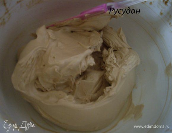 Кофейный сироп: в маленькой кастрюльке смешать воду, сахар, кофе. Довести до кипения. Снять. Остудить.
Кофейно-масляный крем:
В миске смешать кофе и кипящую воду, до полного растворения. Отложить.
В миску миксера сложить яичный желток и яйцо, взбивать на высокой скорости, до бледного пенистого 
состояния.
В маленькой кастрюльке смешать сахар и воду. Разогреть на большом огне до растворения сахара.
И варить до стадии густой карамели (124 гр.).
Сразу же вылить карамельную смесь в яичную, продолжать при этом взбивать на сильной скорости.
Через минуту переключить на среднюю скорость и взбивать еще минут 5, пока смесь не станет густой,
шелковой, комнатной температуры.
Размять масло вилкой, оно должно быть очень мягким.
В яично-карамельную смесь влить поэтапно ванильный экстракт, кофейный сироп и масло.
Все это время продолжать взбивать на средней скорости. В первый момент крем расслоится (у меня этого не произошло). Включить высокую скорость и взбивать пока масса не станет плотной и 
атласной.
Переложить крем в контейнер и убрать в холодильник.