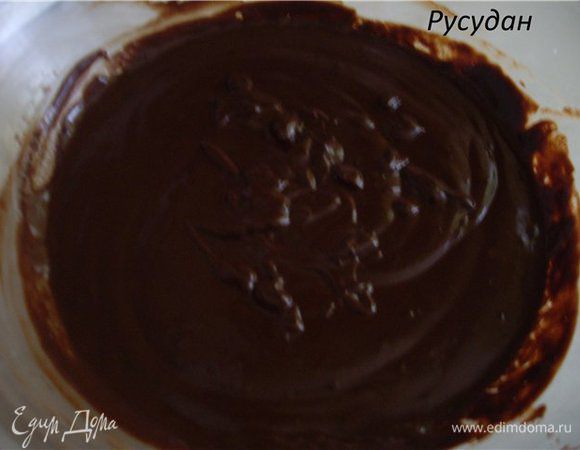 Ганаш:
Мелко нарезать шоколад.
Положить шоколад в миску (у меня 100 г шоколада 80% и 120 г 75%).
Молоко, сливки довести до кипения и вылить в шоколад. Подождать 30 сек.,
пока растает, затем осторожно перемешать по кругу (только в одну сторону) с помощью шпателя, до 
получения однородной массы. Осторожно, чтобы не создавать пузырьки воздуху. Пусть шоколад 
остынет до 60 гр.
Добавить масло и мешать шпателем до однородной массы. Накрыть крышкой и убрать в холодильник,
пока не загустеет.