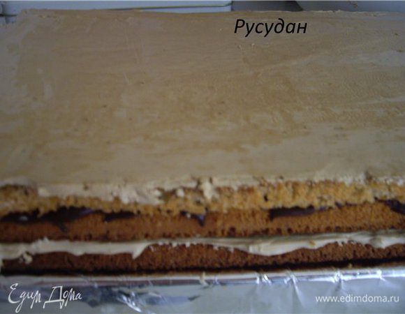 Сборка:
Из 2-х коржей сделать 3 коржа прямоугольной формы. У меня ширина 1 коржа 33 см, и второго 33 см.
(33+33=66 см/3коржа=22 см каждый корж). Разрезать.
Положить цельный пласт на подготовленую поверхность, нанести кистью кофейный сироп (примерно 3 ст.л.)
Намазать сверху кофейным кремом, равномерно, шпателем. Все должно быть очень ровно. Сверху положить 
два обрезаных коржа "джоконды". Пропитать сиропом. По всей поверхности нанести ганаш. Накрыть третьим 
бисквитом, пропитать сиропом и в холодильникк на 30 мин. Затем шпателем аккуратно нанести оставшийся крем.