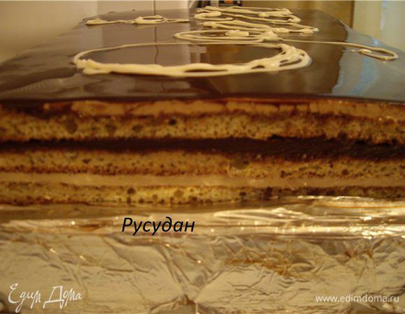 Убрать на 1 час в холодильник.

Глазурь:
В маленькую кастрюльку с толстым дном влить сливки, 50 г воды, и 1сахар и очень хорошо перемешать. Довести до кипения на сильном огне. Всыпать какао и хорошо перемешать венчиком. Снять с огня.
Очень медленно мешать, чтобы удалить весь воздух. Делать это чайной ложкой, опускаем ее в центр глазури и начинаем медленно мешать, увеличивая постепенно круги, то и дело поднимая ложку с поверхности. Остудить глазурь до 43 гр.,это займет долгое время.
Залить желатин водой (30 г), подождать, пока впитает воду и набухнет.
Поместить шоколадную глазурь на водяную баню и растворить желатин. Он должен полностью разойтись.
Остудить смесь до 24 гр., чтобы горячая глазурь не растопила крем.
Остывшую глазурь процедить через мелкое сито на поверхность торта. Ничем не помогая растекаться, пока не будет покрыта вся верхняя часть торта.
Убрать на ночь в холодильник. Утром взять острый длинный нож, опустить его в кипяток на минуту, чтобы он нагрелся, и обрезать торт со всех сторон, чтобы стал ровным прямоугольником. Перед каждым разрезом нож мыть, чтобы стороны были чистыми.
Традиционно украшают торт «Опера» символикой музыки и театра – это может быть сделанная из шоколадной мастики театральная маска, нарисованный шоколадной глазурью скрипичный ключ, или нотная панель с нотами, которыми могут служить шоколадные конфеты. Также с помощью кулинарного карандаша можно нанести красивое название торта.