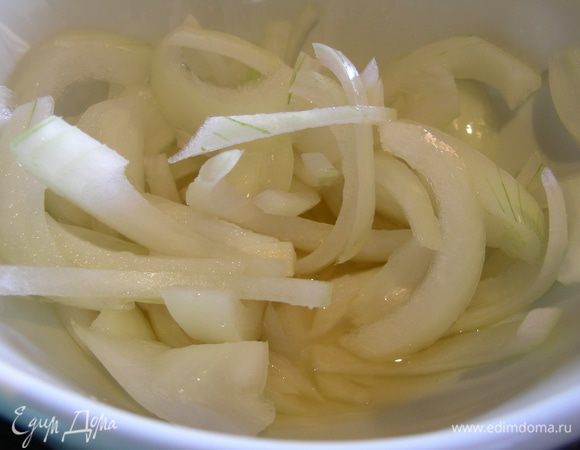 Лук режем полукольцами. Я его в чистом виде есть не могу, поэтому мариную его в смеси уксуса с сахаром.
