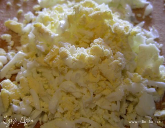 Яйца трем на крупной терке.