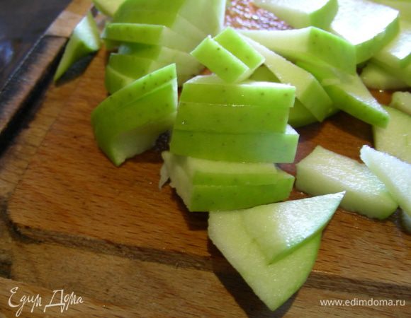Яблоко нарезаем соломкой и сбрызгиваем апельсиновым соком. Для заправки смешиваем сметану и майонез.
