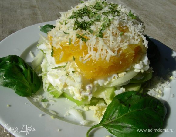 Можно выкладывать салат слоями: яблоко, лук, яйца, апельсины. Каждый слой промазываем заправкой. Сверху посыпаем сыром и украшаем зеленью по вкусу. Такой салат удобно собирать в железном кольце, удалив его в конце. А можно просто все перемешать. Приятного аппетита)

