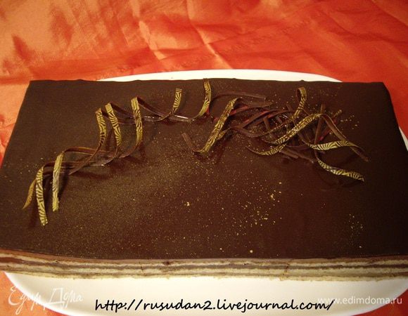 Вот на такие пирожные нарезала я.
Торт нарезается на квадратные кусочки и подается охлажденным.