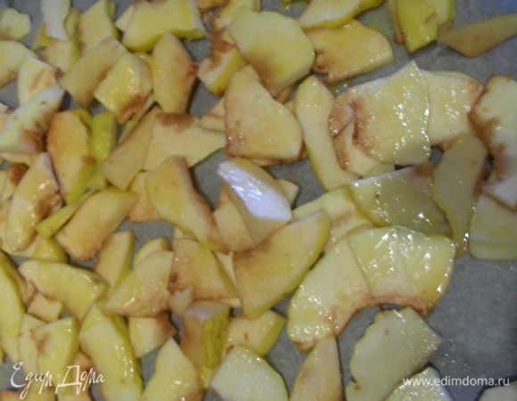 Айву моем, если она с пушком, удаляем его щеточкой. Нарезаем ее небольшими дольками. Выкладываем их на противень на бумагу для выпечки и смазываем маслом. Отправляем в духовку 200 гр. на 20 минут.
