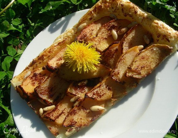 В сотейнике растапливаем шоколад с молоком и поливаем наш пирог. Лучше это делать перед подачей, с теплым шоколадом особенно вкусно. Я пирог не поливала, а наносила шоколад силиконовой кисточкой, поэтому он у меня такой в крапинку получился)) Пирог вкусен и теплым и холодным. Приятного аппетита)
