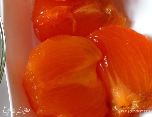 Берем переспелую хурму, снимаем с нее кожицу, режем на части