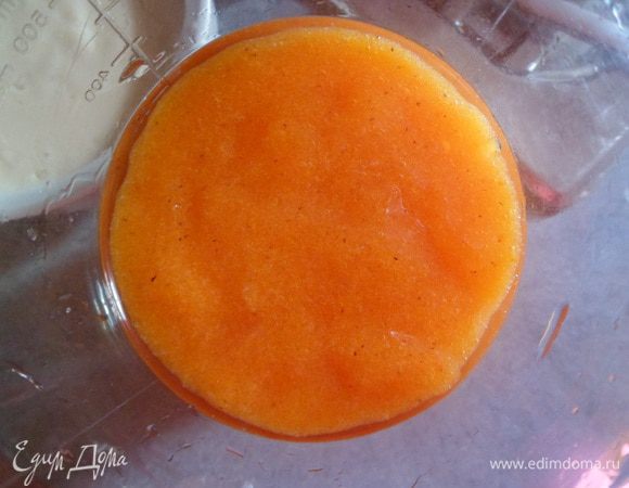 измельчаем в блендере (у меня получилось 300 мл.)