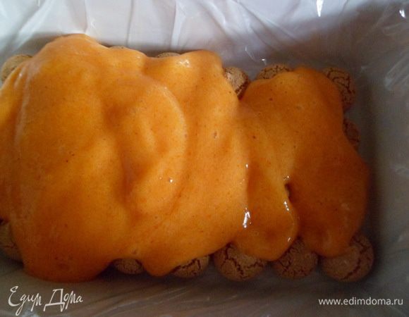 заливаем  нашей фруктовой массой и отправляем в холод на 20 - 30 минут до застывания.