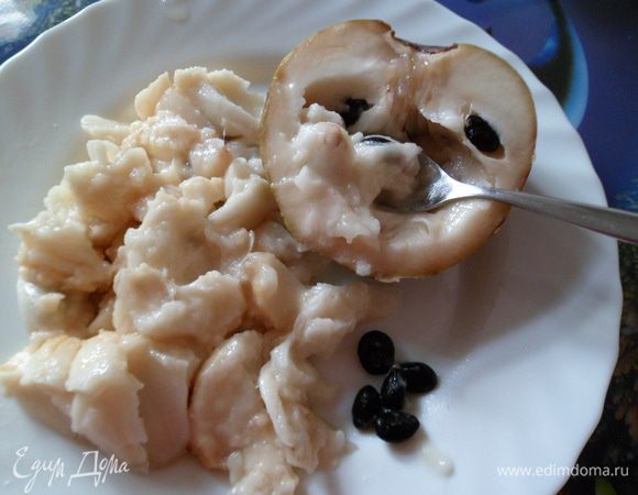 ложкой аккуратно отделяем мякоть от кожуры и косточек