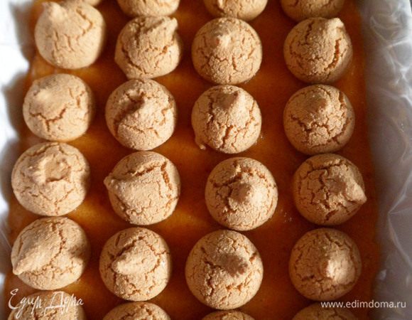 Достаем застывший мусс-желе, сверху ложим  миндальные печенюшки "амареттини"