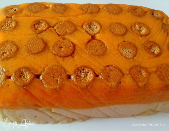 Застывший мусс-желе переворачиваем и отделяем от пленки