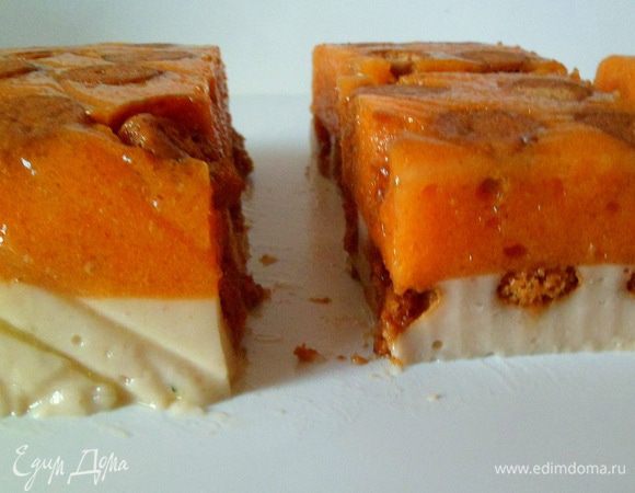 режем на кусочки,поливаем крем-фрешом, присыпаем зернами граната