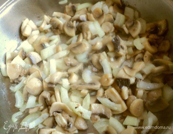 Шампиньоны порезать пластинками, лук мелким кубиком и пассировать до мягкости на растительном масле.