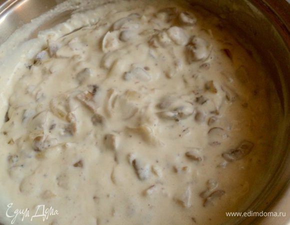 Пассировать муку до кремового цвета, добавить сливочное масло и сливки. Постоянно помешивая довести до загустения. Добавить к соусу грибы, мускатный орех, посолить по вкусу.