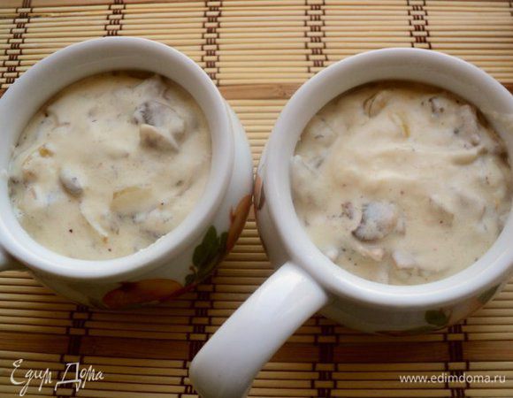 Сверху выложить грибы со сливочный соусом.