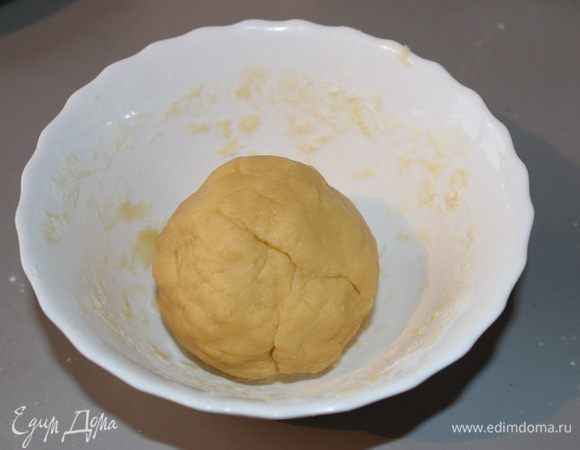 В размягченное масло добавить яйцо, посолить, добавить сахар, тщательно перемешать. Добавить муку и замесить мягкое тесто. Завернуть в пленку и поставить в холодильник на 30 – 40 мин. ( У меня получилось минут 20, но и этого хватило, главное чтобы тесто было холодное).